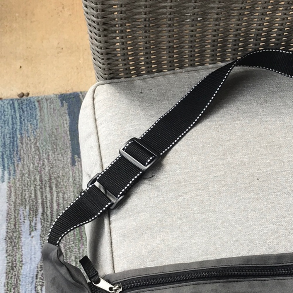 Very light weight grey and black gym/travel bag - Picture 2 of 6